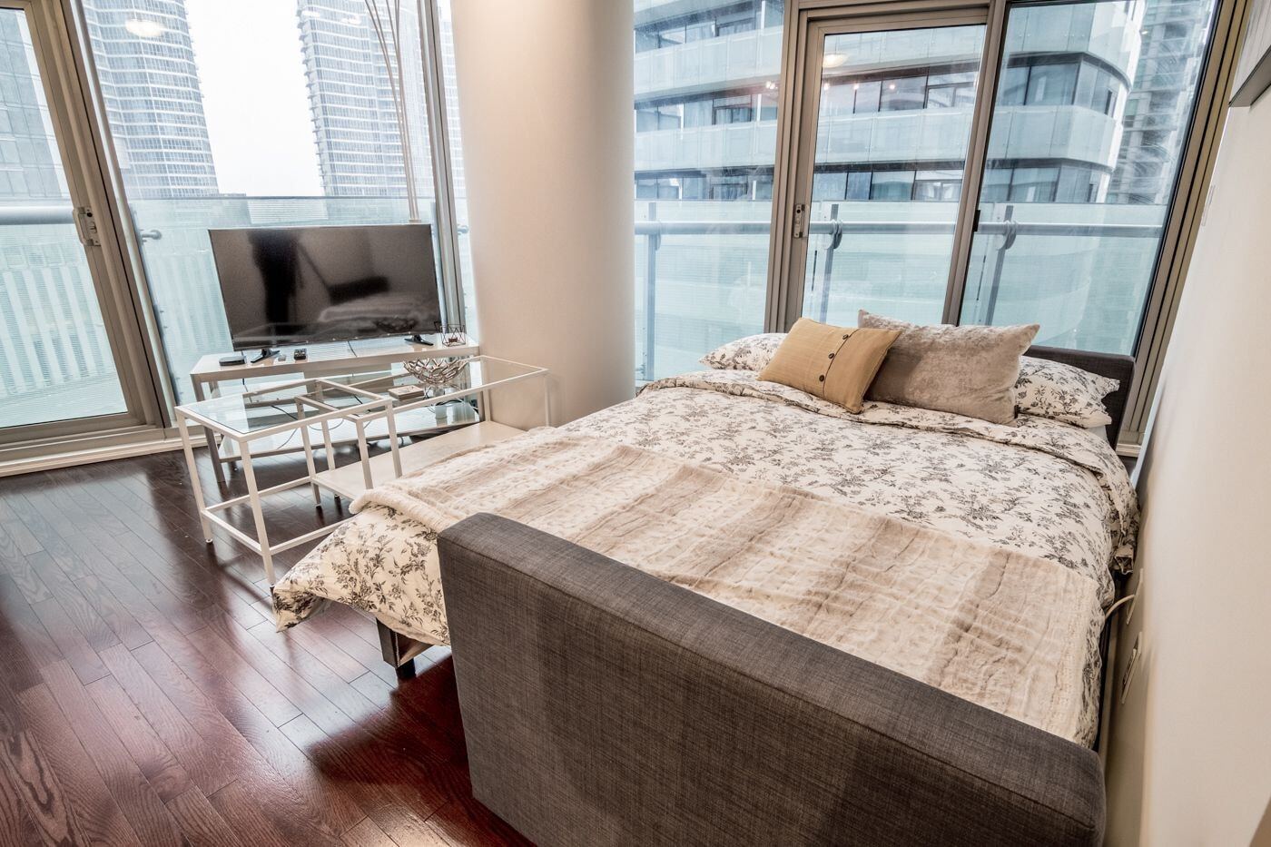 Aoc Suites - Two Bedroom Condo - City/Cn Tower View 多伦多 外观 照片